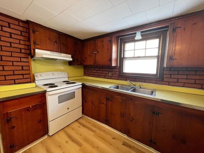 Building Photo - 147 Dewey Ave