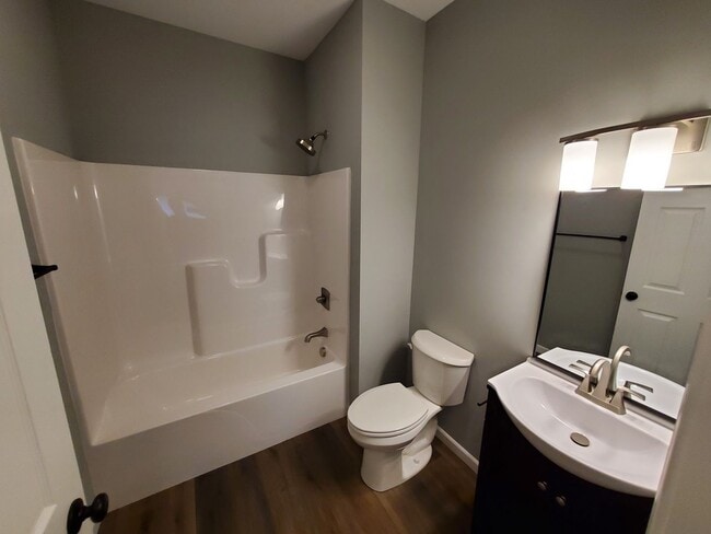 Building Photo - Charming 3-bedroom/2-bathroom duplex home in Washington, IL