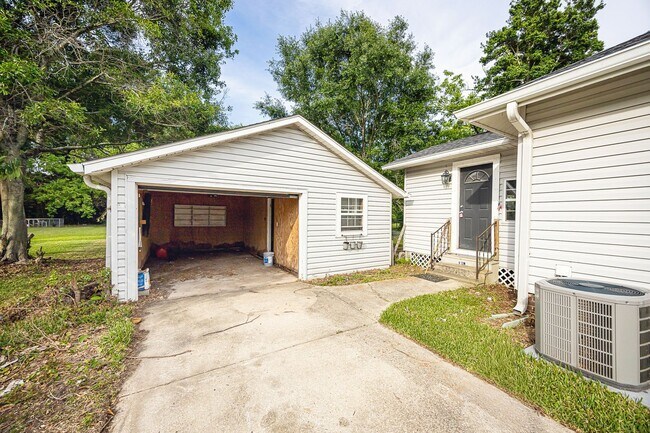 Building Photo - Cute 2 Bed 1 Bath in Pascagoula