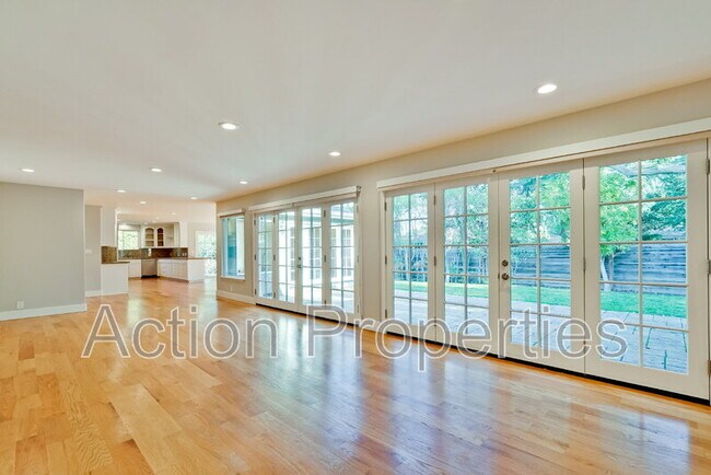 Building Photo - 261 Langton Ave
