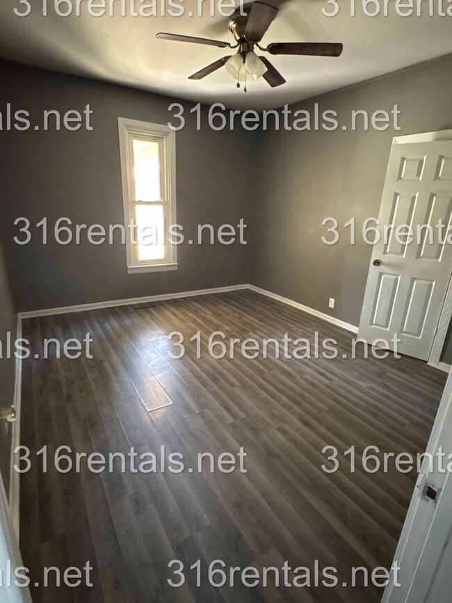 Building Photo - $825 - 2 bed 1 bath - Single Family Home