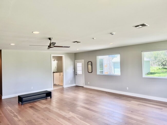 Building Photo - Hill Country Escape - 4 Bed/4 Bath Modern ...