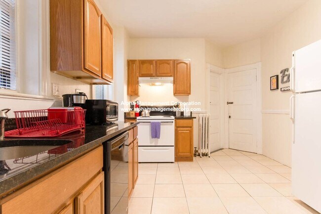 Building Photo - Amazing Coolidge Corner Apt right by T, Shopping, Nightlife and Restaurants.  Quick commute to BU!