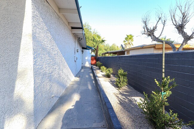 Building Photo - Single Story, Private Pool near the Art District