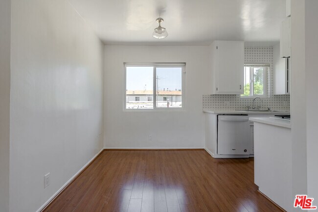 Building Photo - 2210 S Sycamore Ave