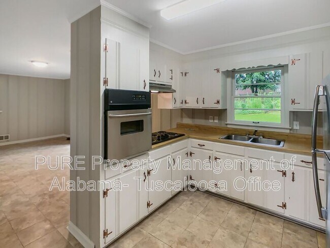 Building Photo - 3613 Mayfair Dr