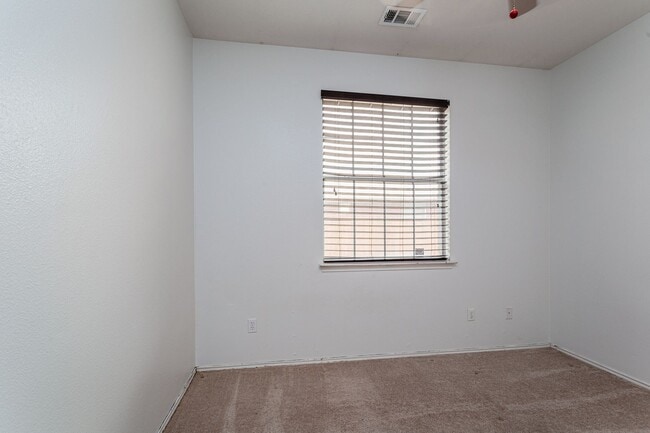 Building Photo - 1235 Blackthorn Dr