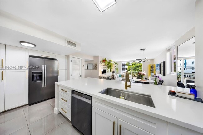 Building Photo - 1665 Bay Rd