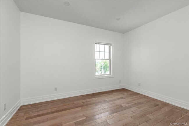Building Photo - 20 Secatoag Ave