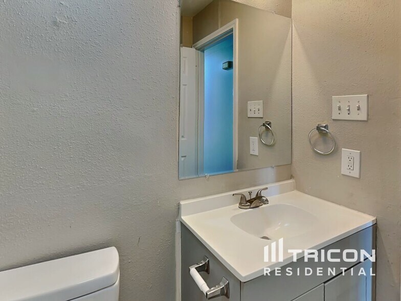 Building Photo - 10218 Basin Field Dr