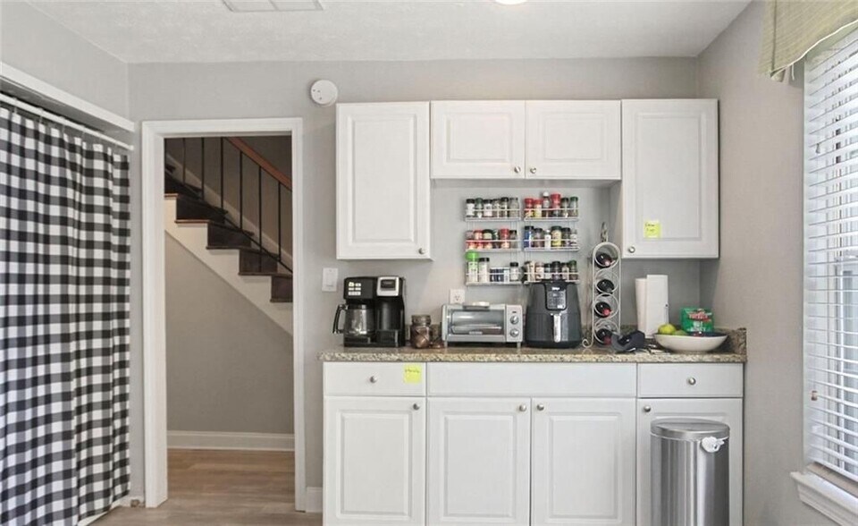 Building Photo - 6980 Roswell Rd