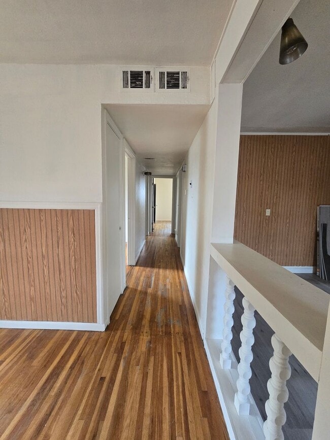 Building Photo - 3 BEDROOM ON LYNWOOD
