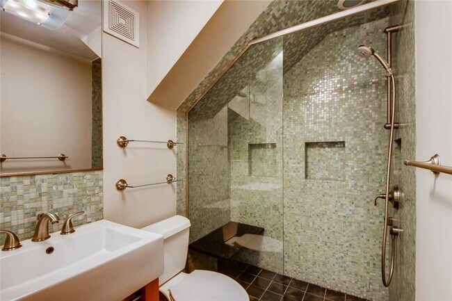 Building Photo - 522 Harold Ave NE