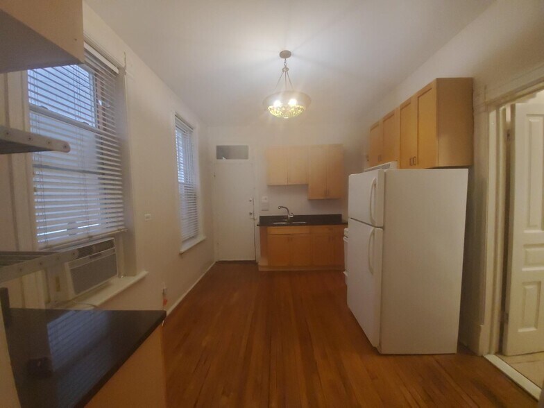 Building Photo - 1623 N Hermitage Ave