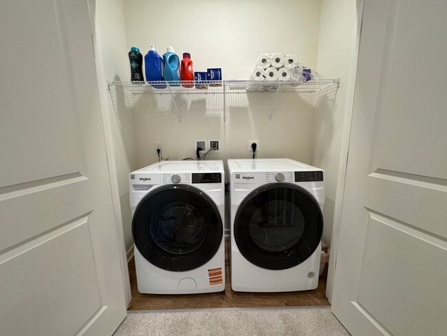 Building Photo - Stylish 3 Bed 2.5 Bath Interior Townhome I...