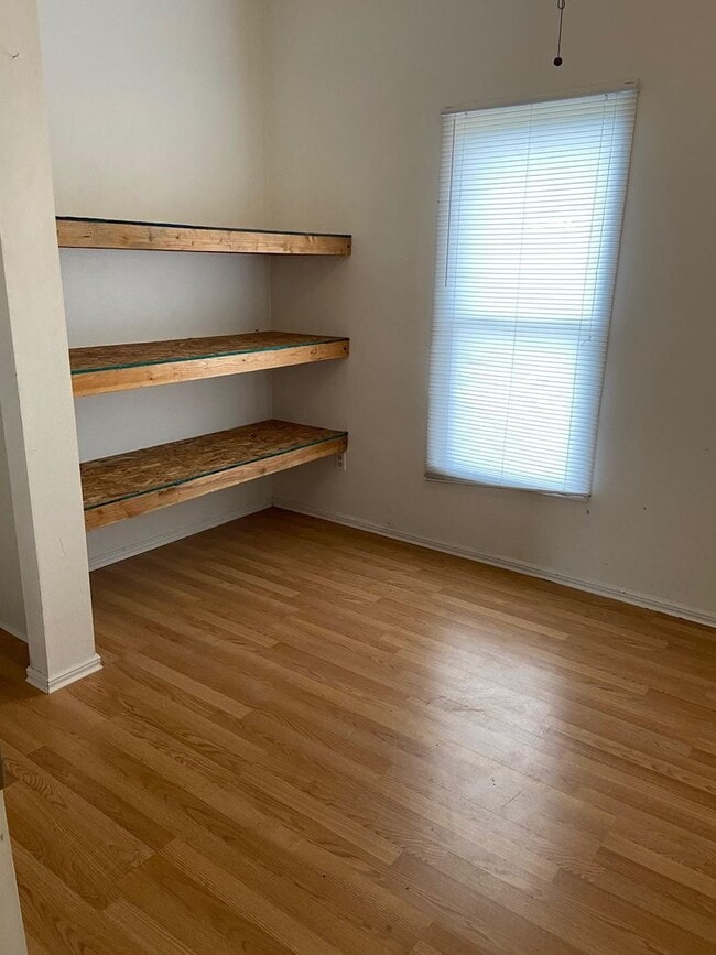 Building Photo - Cozy House