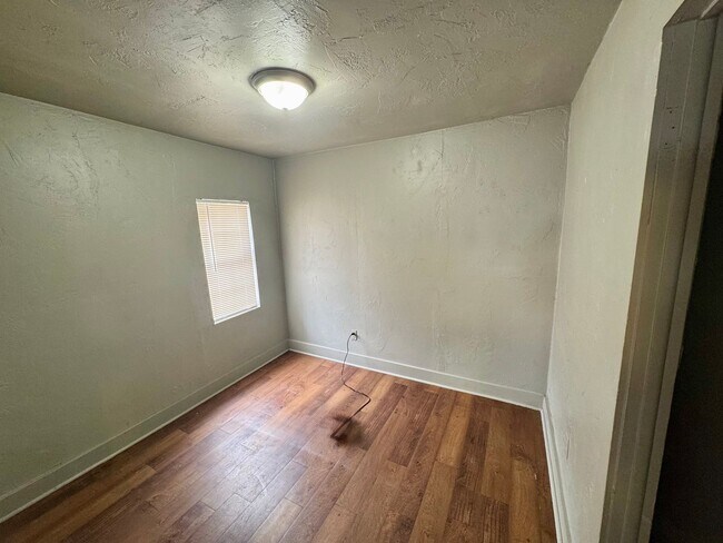 Building Photo - N. McKinley Ave - Triplex