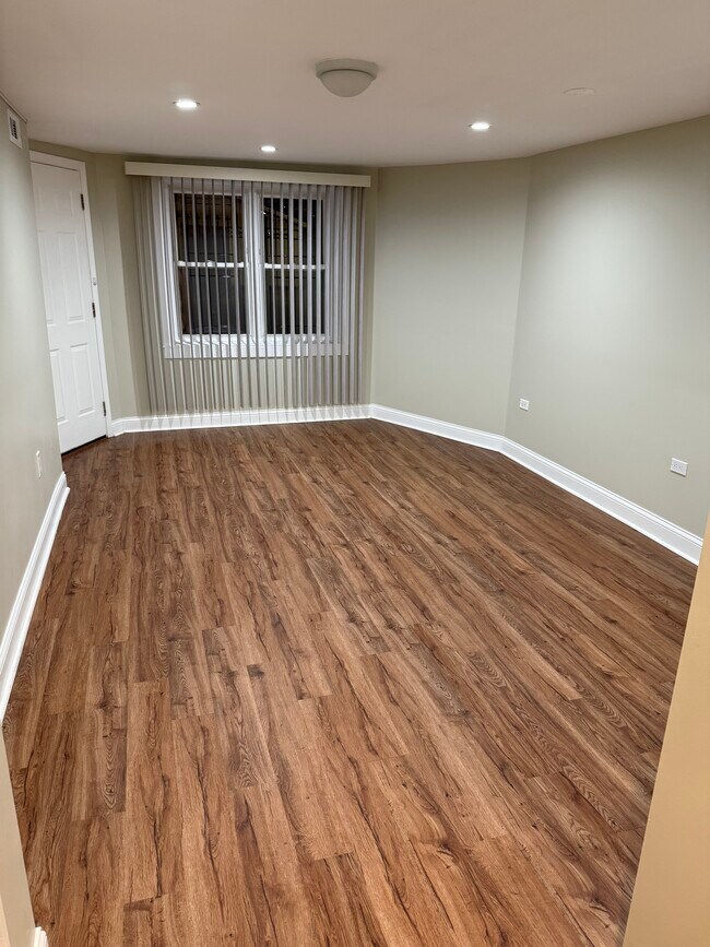 Living Room - 4143 W Roscoe St