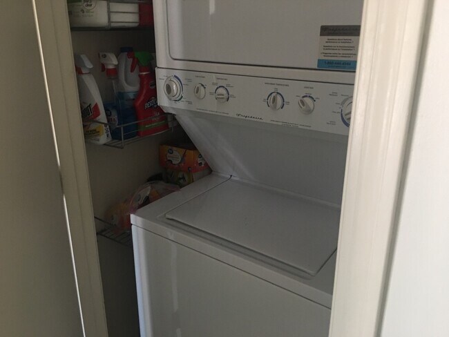 Building Photo - 910 White Cedar Blvd