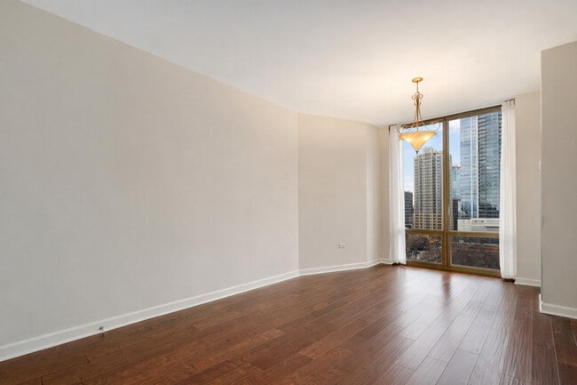 Building Photo - 1335 S Prairie Ave