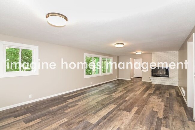 Building Photo - Large 4 Bedroom Single Family Home in Minn...