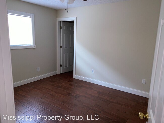Building Photo - 3 br, 3 bath House - 2325 University Avenue