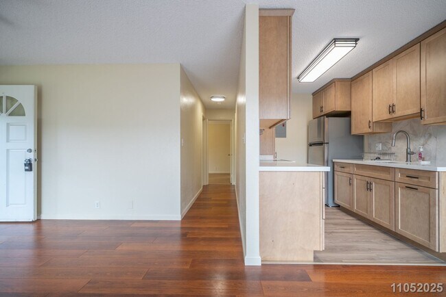 Building Photo - Available Now! 2 BD / 1 BA / 2 Parking sta...