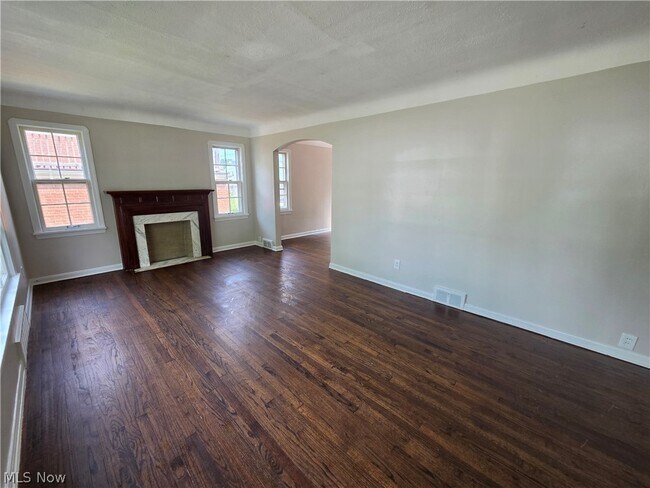 Building Photo - 1361 Villa Dr