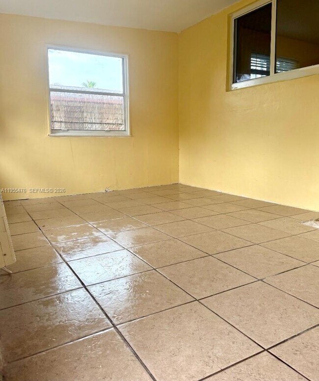 Building Photo - 905 NE 7th St