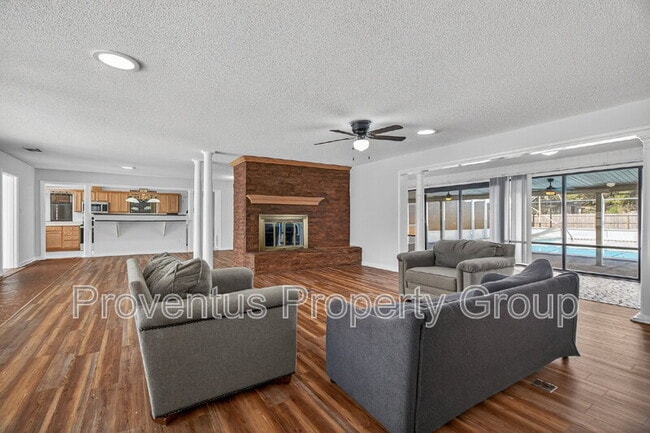 Building Photo - 8 Manor Dr