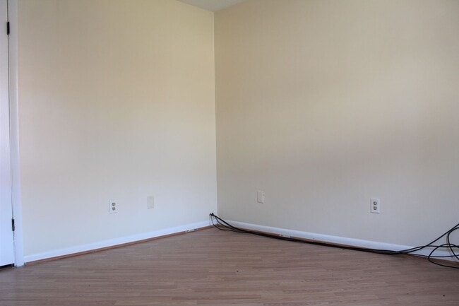 Building Photo - 3 Bedroom Townhouse - Near While Park - 06...