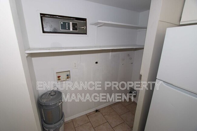 Building Photo - 2131 Kensington Dr