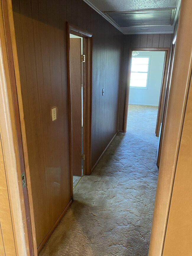 Building Photo - 625 Country Club Rd