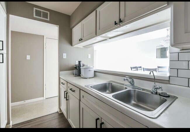 Building Photo - 8529 Hearth Dr