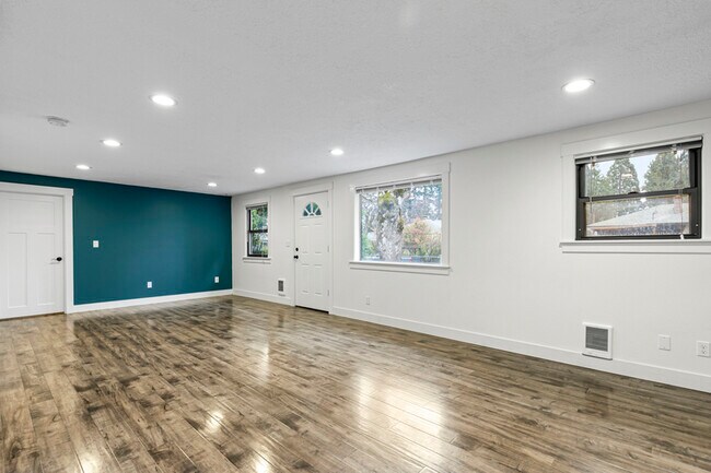Building Photo - 18605 NE Everett Ct