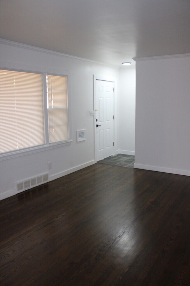 Building Photo - MOVE IN SPECIAL! - Spacious 4 bedroom and 2 bath with a very beautiful sun room in Kansas City MO