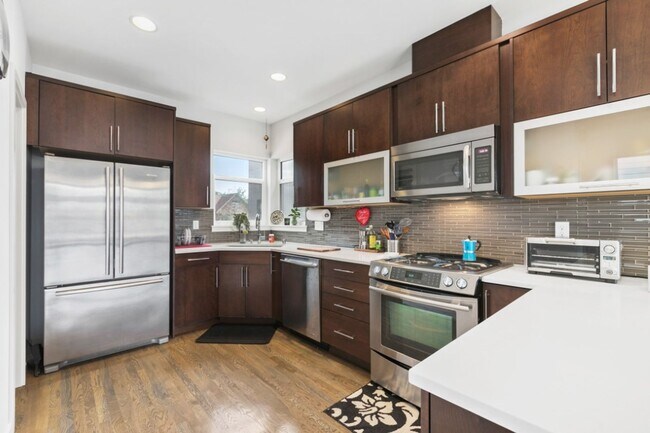 Building Photo - 3Bd/3Ba Seattle Townhome