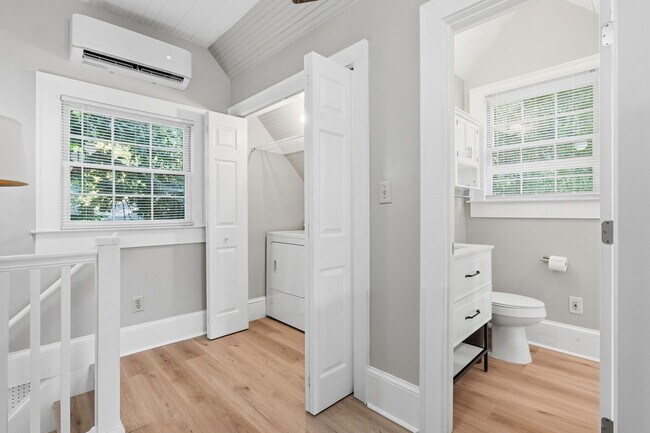 Building Photo - 826 Mentelle Dr NE