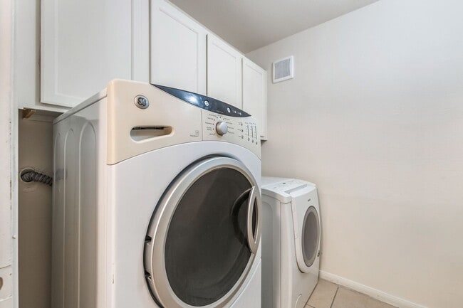 Building Photo - Spacious Condo with Resort-Style Amenities!