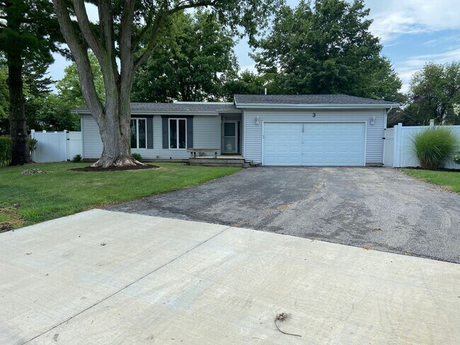 Building Photo - Beautiful, spacious 3 bedroom home in Savoy!