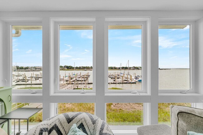 Building Photo - Coastal Living in the Heart of Folly Beach