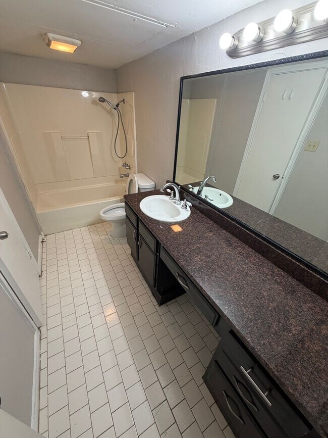Building Photo - 5829 Phoenix Dr