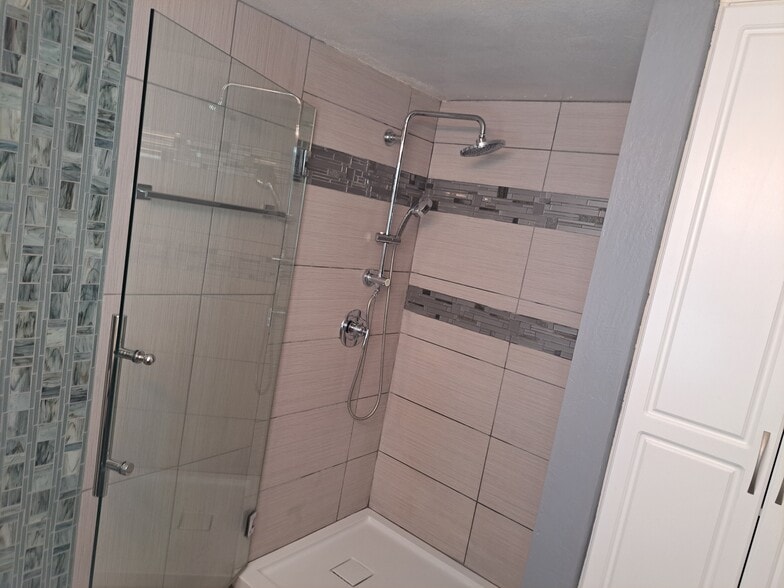 Main bathroom - 3030 E Clarendon Ave