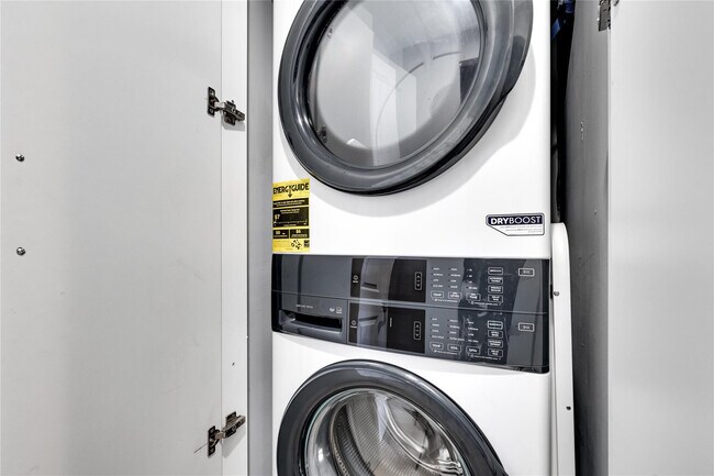 Building Photo - 511 SE 5 Ave