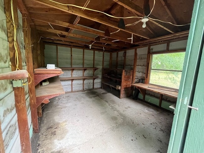 Building Photo - 472 E Jordan Ave