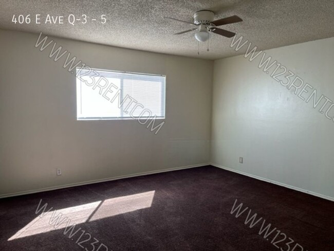 Building Photo - 2BD/1BTH SECOND FLOOR APARTMENT EAST PALMDALE