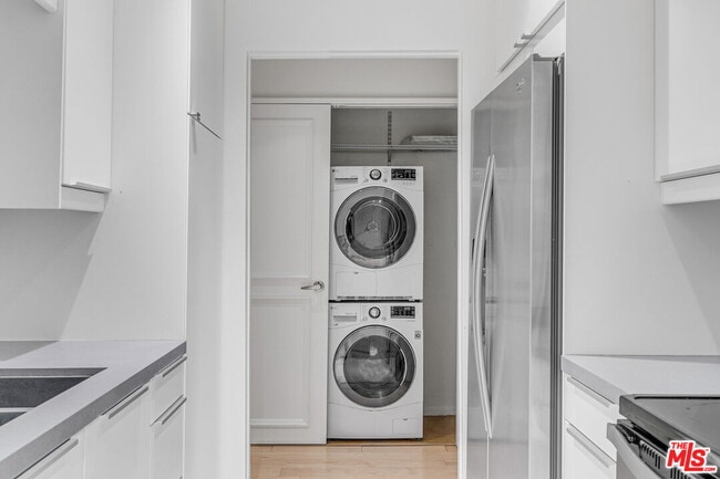 Building Photo - 8535 W Knl Dr