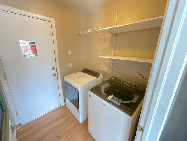 Building Photo - 4 Bedroom Home Available Near N Powers Bl ...