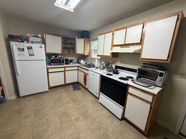 Building Photo - Spacious 4BR Townhome in Pheasant Run – Minutes to Virginia Tech