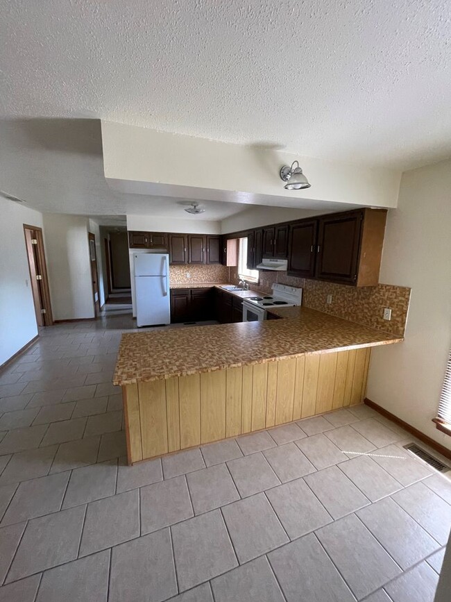 Building Photo - Bev House - 4 Bedroom, 1.5 Bath House - Av...